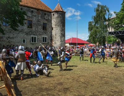 Бой рыцарей у Чинадиевского замка во время фестиваля "Серебряный Татош"